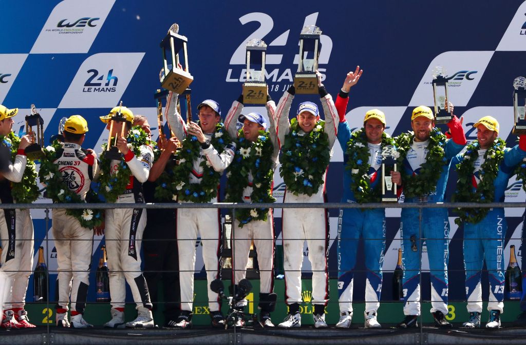 Das Porsche-Team um Brendon Hartley, Earl Bamber und Timo Bernhard feiern ihren Sieg beim 24-Stunden-Rennen. Foto: Getty Images Europe