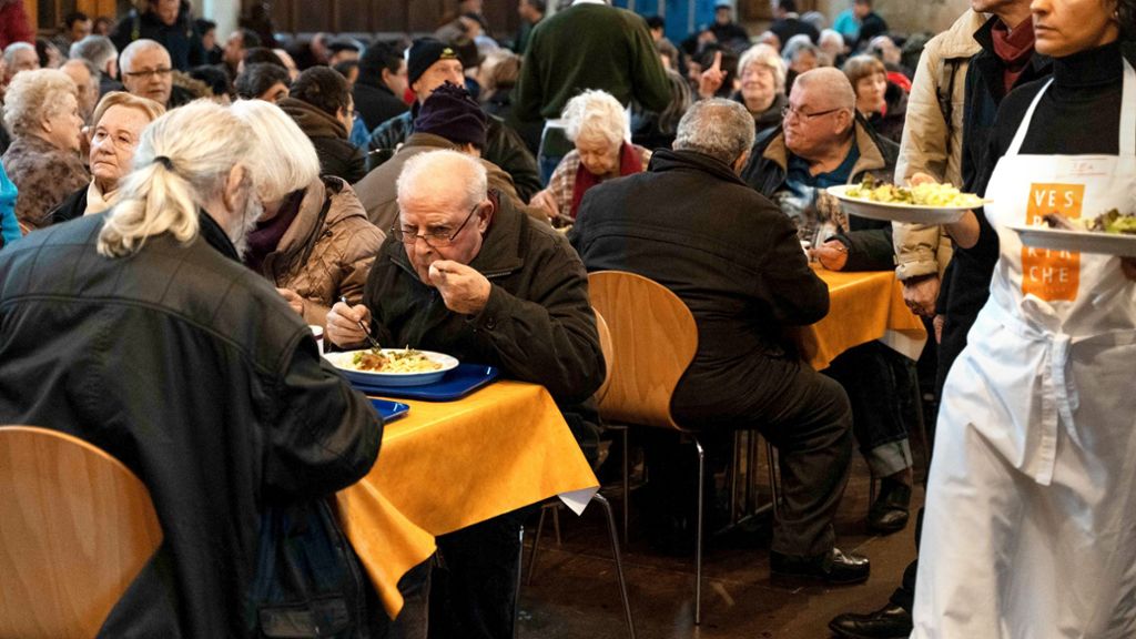  Bis zum 7. März erhalten Bedürftige und Obdachlose in der 26. Vesperkirche eine warme Mahlzeit, Gesellschaft und Unterstützung für ihren Alltag. Neu ist in diesem Jahr, dass die Ehrenamtlichen die Gäste am Tisch bedienen. 