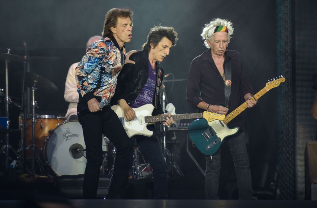 Die Rolling Stones in Stuttgart: Mick Jagger, Ron Wood und Keith Richards (von links), Charlie Watts trommelt wie immer dezent unauffällig im Hintergrund. Foto: Lichtgut/Max Kovalenko