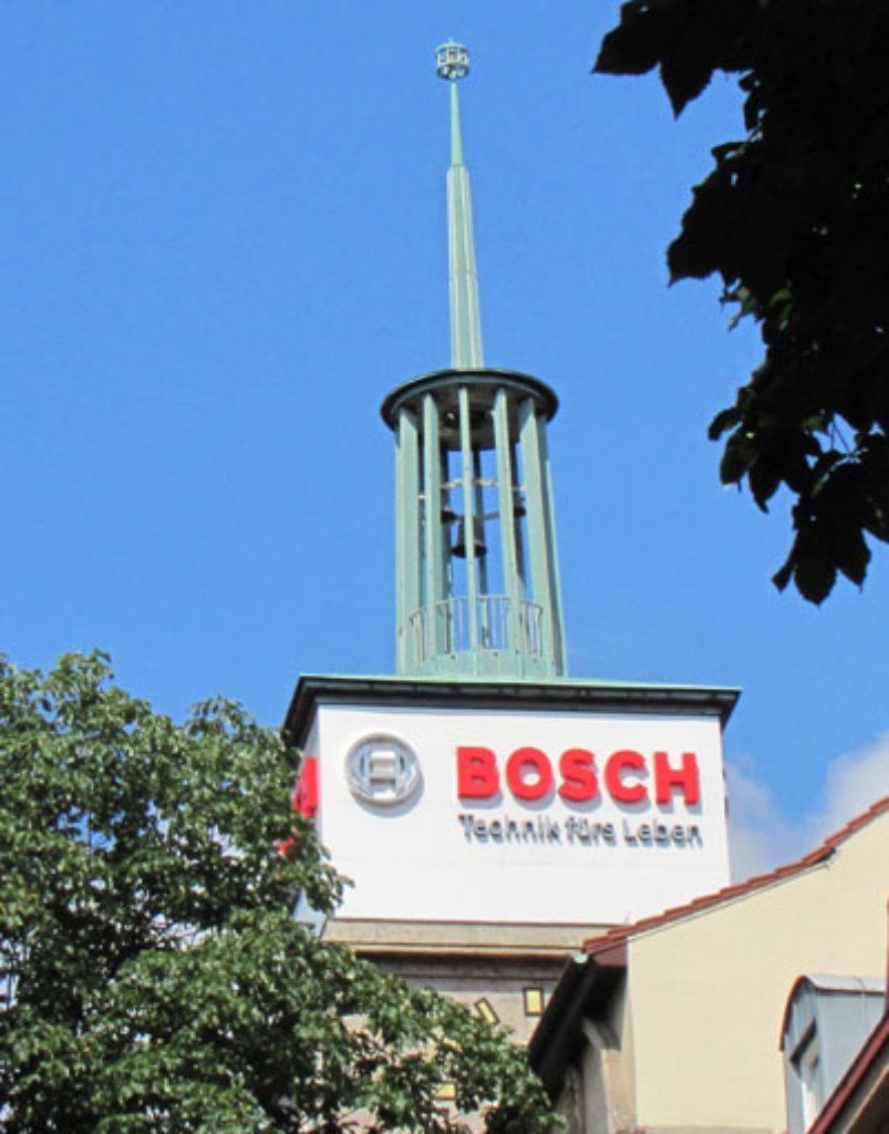 Bosch bleibt dennoch präsent in Stuttgart: Etwa durch den Schriftzug am Turm eines Hauses an der Ecke Rotebühl- und Marienstraße.