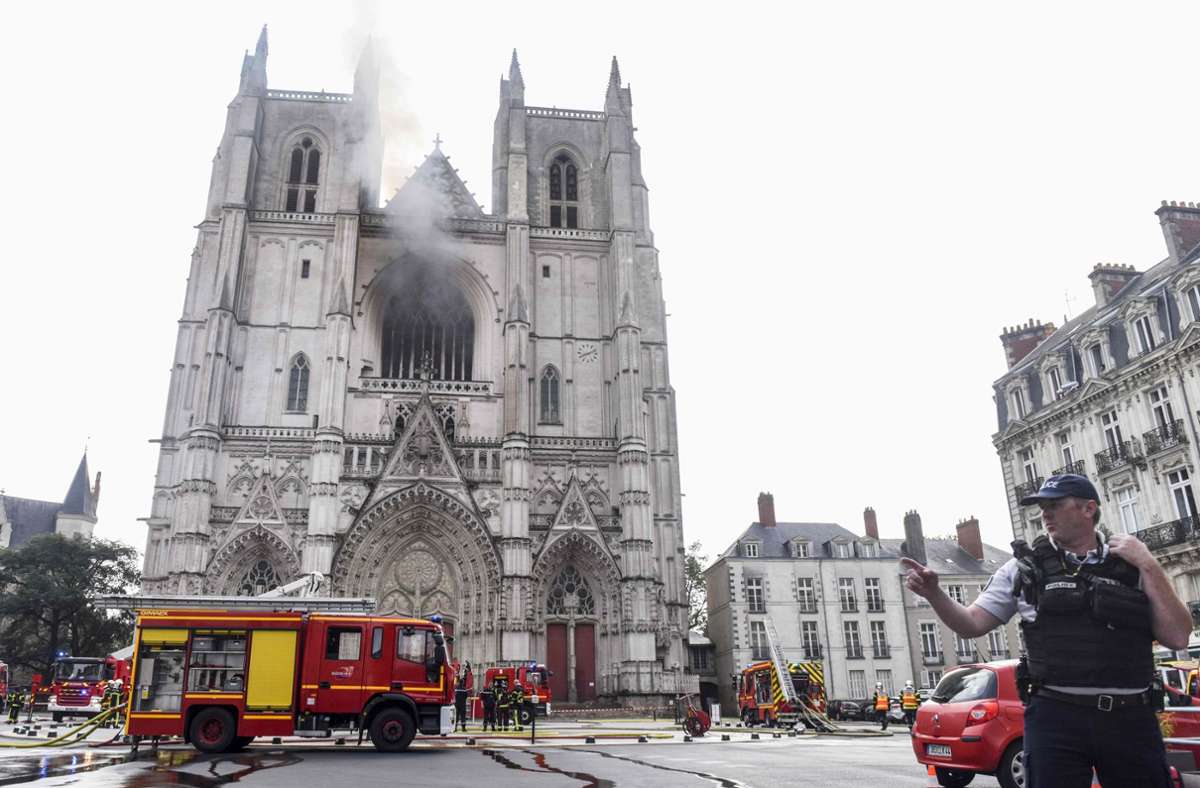 Die Feuerwehr ist zu einem Großbrand der Kathedrale von Nantes gerufen worden. Foto: AFP/SEBASTIEN SALOM-GOMIS