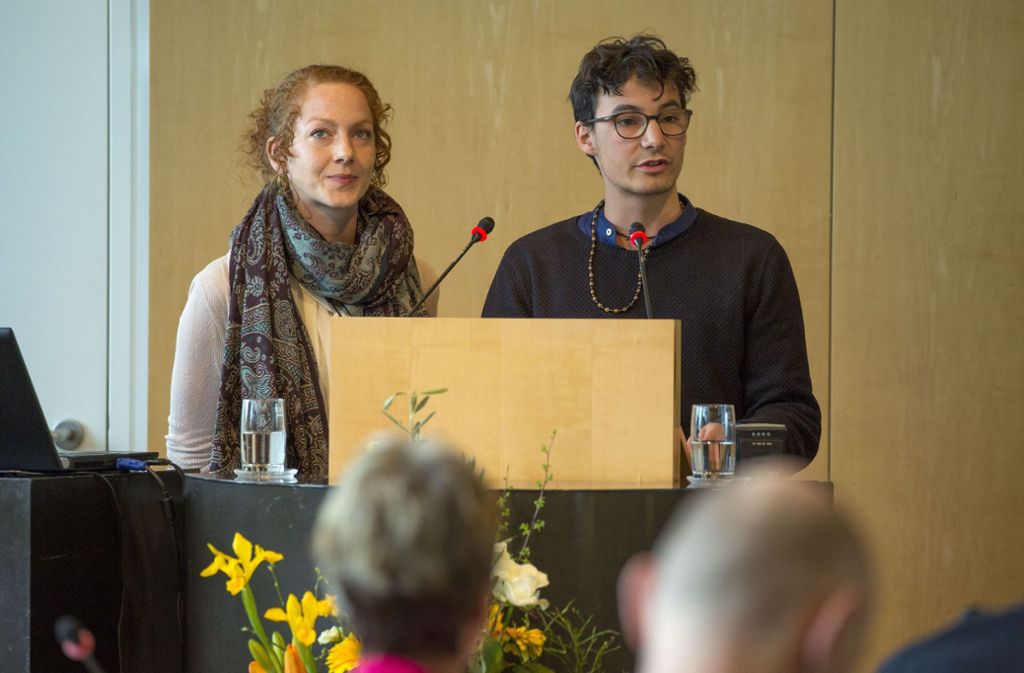 Yvonne Sauter und Paul Epple von der Fridays-for-Future-Bewegung sprechen vor dem Gemeinderat in Stuttgart.