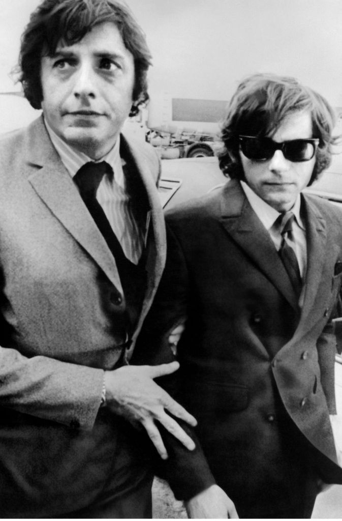 Auf dem Foto sieht man den Regisseur Roman Polanski (rechts) 1969 auf dem Flughafen in London kurz vor dem Abflug nach Los Angeles, wo seine Frau, Sharon Tate, kurz zuvor, von der Manson Family ermordet wurde.