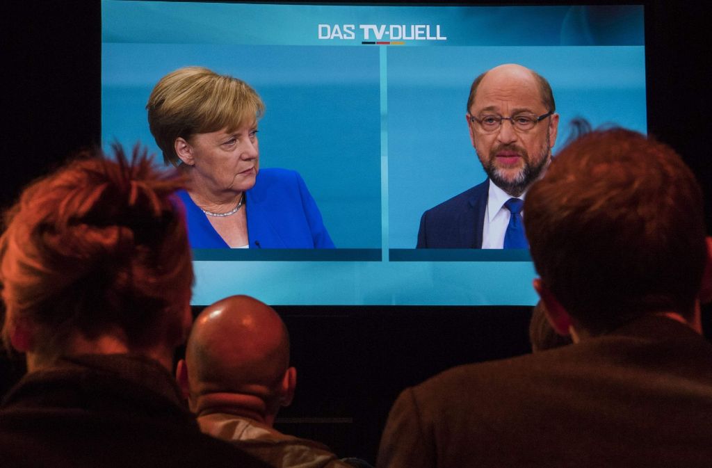 Journalisten verfolgen im Fernsehstudio in Berlin-Adlershof das TV-Duell von Angela Merkel und Martin Schulz.