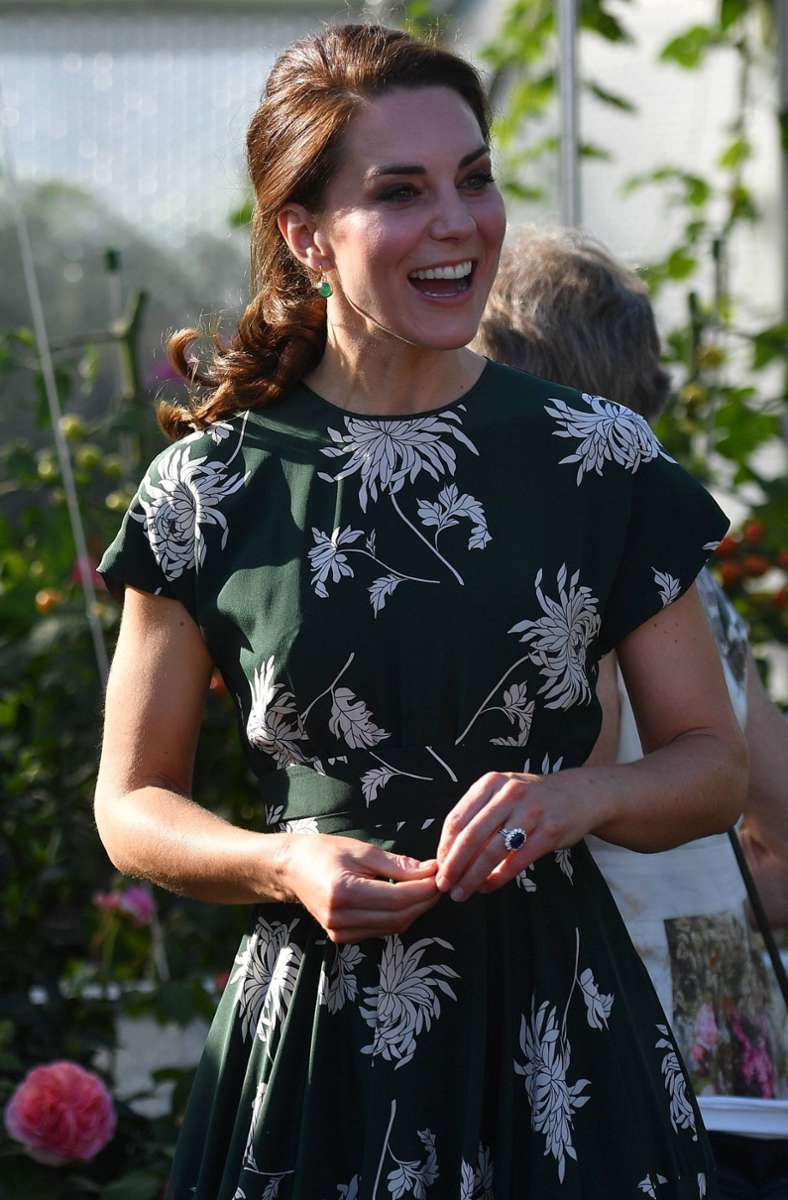 2017: Dass Dunkelgrün nicht nur eine Winterfarbe ist, beweist Herzogin Kate mit diesem Outfit für die traditionelle „Chelsea Flower Show“. Das Kleid mit den weißen Blüten auf tannengrünem Grund ist von dem französischen Label Rochas.