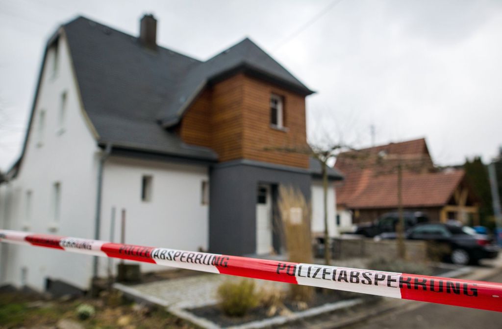 Nach dem mutmaßlichen Familiendrama in einem Haus in Oberndorf schweben die Ehefrau des Toten und der Sohn des Paare weiter in Lebensgefahr. (Archivfoto) Foto: dpa