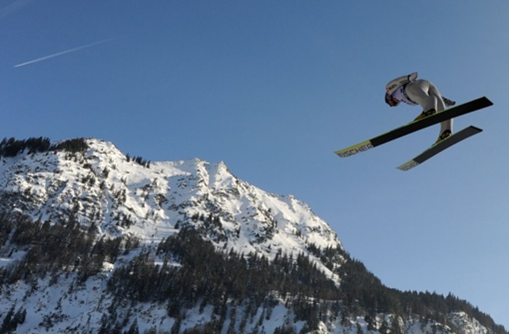 DSV-Springer Michael Neumayer fliegt Anfang 2012 bei einem Skiflugwettbewerb in Oberstdorf.