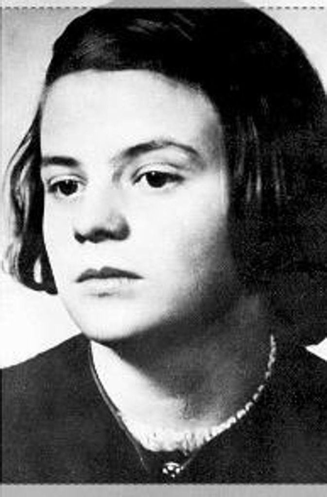 Sophie Scholl wurde am 9. Mai 1921 in Forchtenberg geboren. Am 22. Februar 1943 wurde sie, wenige Monate vor ihrem 22. Geburtstag, in München hingerichtet. Mit ihr starb ihr Bruder Hans, der sich des gleichen Vergehens schuldig gemacht hatte: zum Sturz von Adolf Hitler und der NS-Diktatur aufzurufen. Ihre Appelle verbreitete die „Weiße Rose“, wie sich die Widerstandsgruppe um die Geschwister Scholl nannte, in Flugblättern, die sie heimlich an Professoren, Schriftsteller, Freunde und Kommilitonen verschickte. Der sechste dieser Brandbriefe wurde ihnen zum Verhängnis, denn als Sophie einen Flugblattstapel in den Lichthof der Münchner Universität hinabsegeln ließ, wurden sie entdeckt und verhaftet. Heute erinnert an dieser Stelle eine Büste Sophie Scholls und eine „Denkstätte Weiße Rose“ an die mutigen Studenten. Die gleiche Büste steht im Rathaus von Forchtenberg am Kocher, wo Sophie 1921 als Tochter des Bürgermeisters zur Welt gekommen war. Und um das Städtchen im Hohenlohekreis herum führt ein von weißen Rosen gesäumter Hans-und Sophie-Scholl-Pfad. (say)