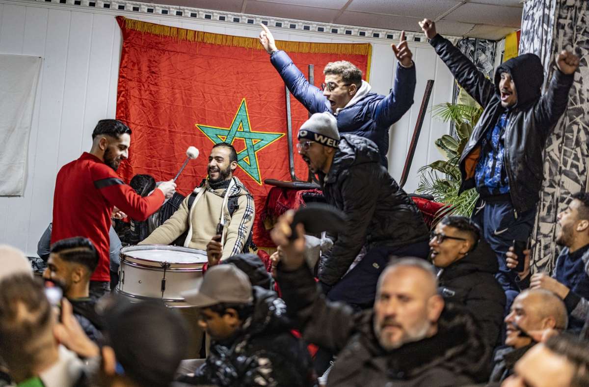 Feiernde Marokko-Fans in Essen