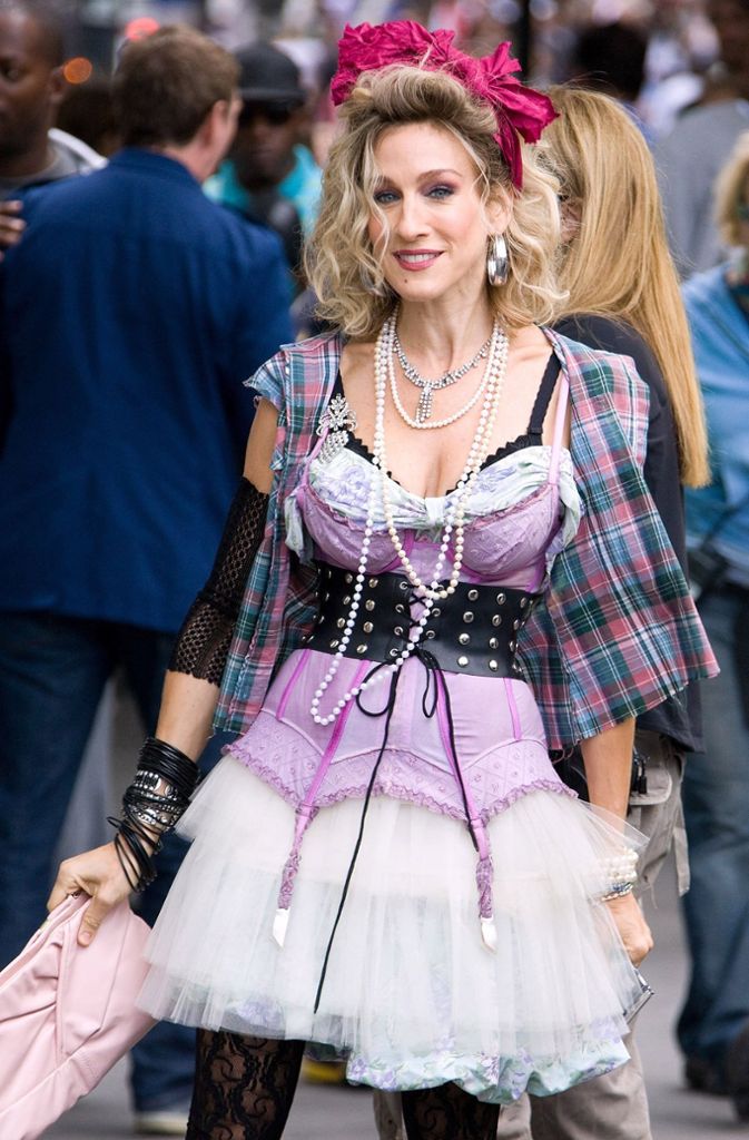 Viele Stars interpretierten den Minirock auf ihre Weise: hier die Schauspielerin Sarah Jessica Parker im Madonna-Look in einer Szene aus der Kult-Serie „Sex and the City“.
