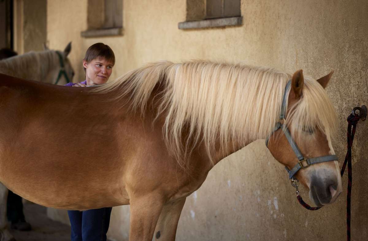 Sabrina Schmid saß zum ersten Mal mit drei Jahren auf einem Therapiepferd. Sie kommt schon seit 35 Jahren auf den Pferdehof am Schlossberg.