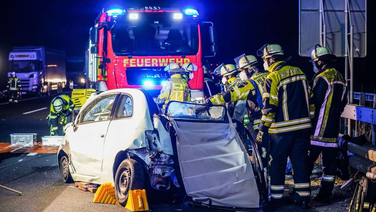 Unfall auf A8 bei Weilheim an der Teck: Mutmaßlicher Raser rammt Auto – Frau lebensgefährlich verletzt