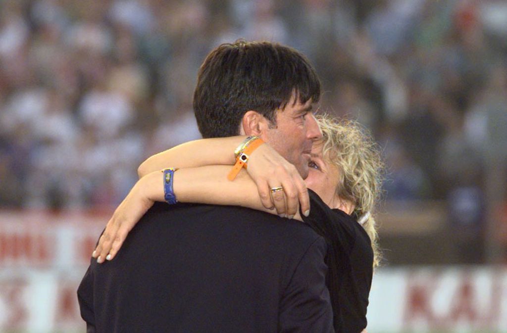 Joachim Löws damalige Frau umarmt ihren Mann...