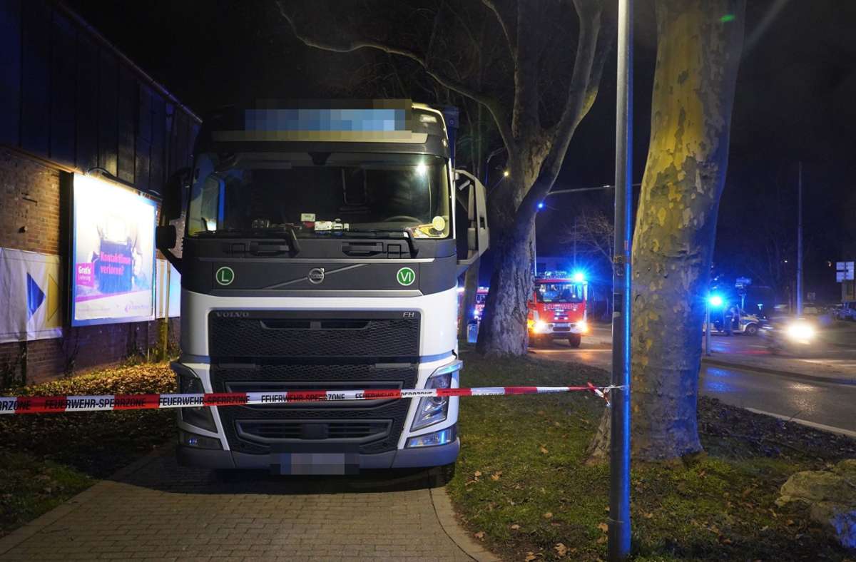 Der Lkw-Fahrer hatte die Kontrolle über sein Fahrzeug verloren. Foto: Andreas Rosar/Fotoagentur-Stuttgart