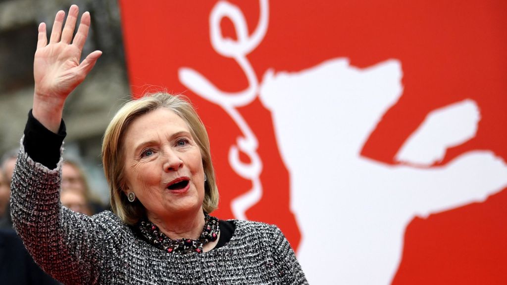  Auf dem Roten Teppich der Berlinale hat sich am Montag US-Politikerin Hillary Clinton gezeigt. Auf dem Filmfest wird die Dokuserie Hillary gezeigt, die Einblicke in das Leben und die Karriere der Demokratin gibt. 