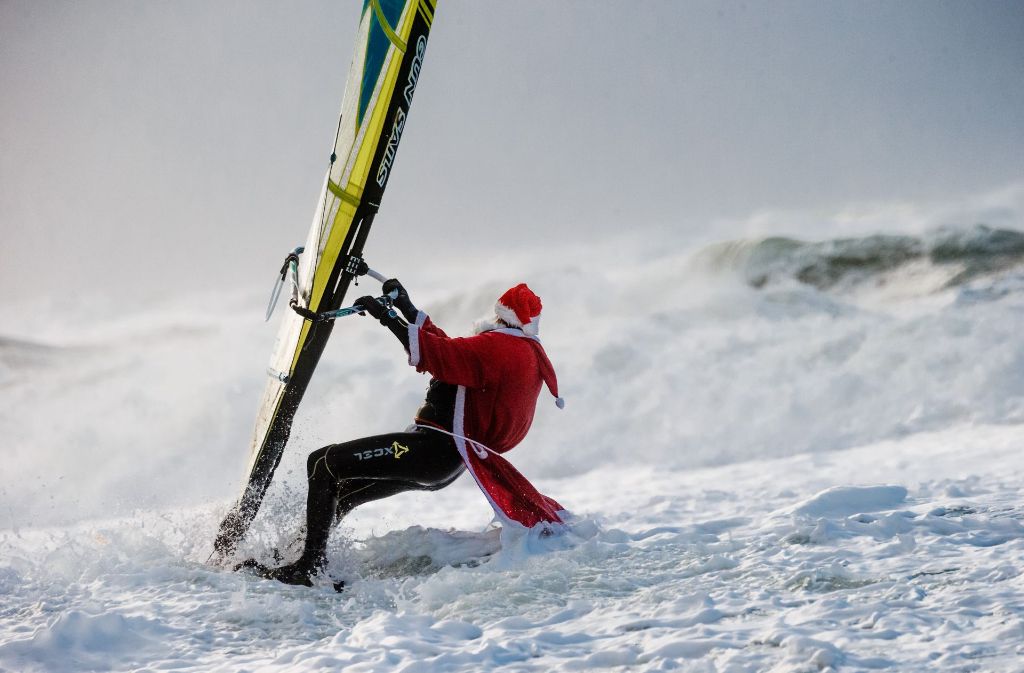 Für andere ist die aufgewühlte Nordsee eine willkommene Herausforderung – wir für diesen Surfer vor Sylt.