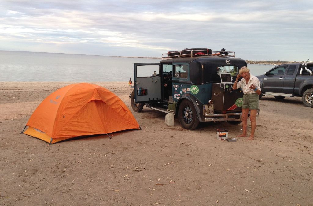 Windschutz: Ihr orangefarbenes Zelt stellte Heidi oft direkt neben „Hudo“ auf – hier an der Küste Australiens.