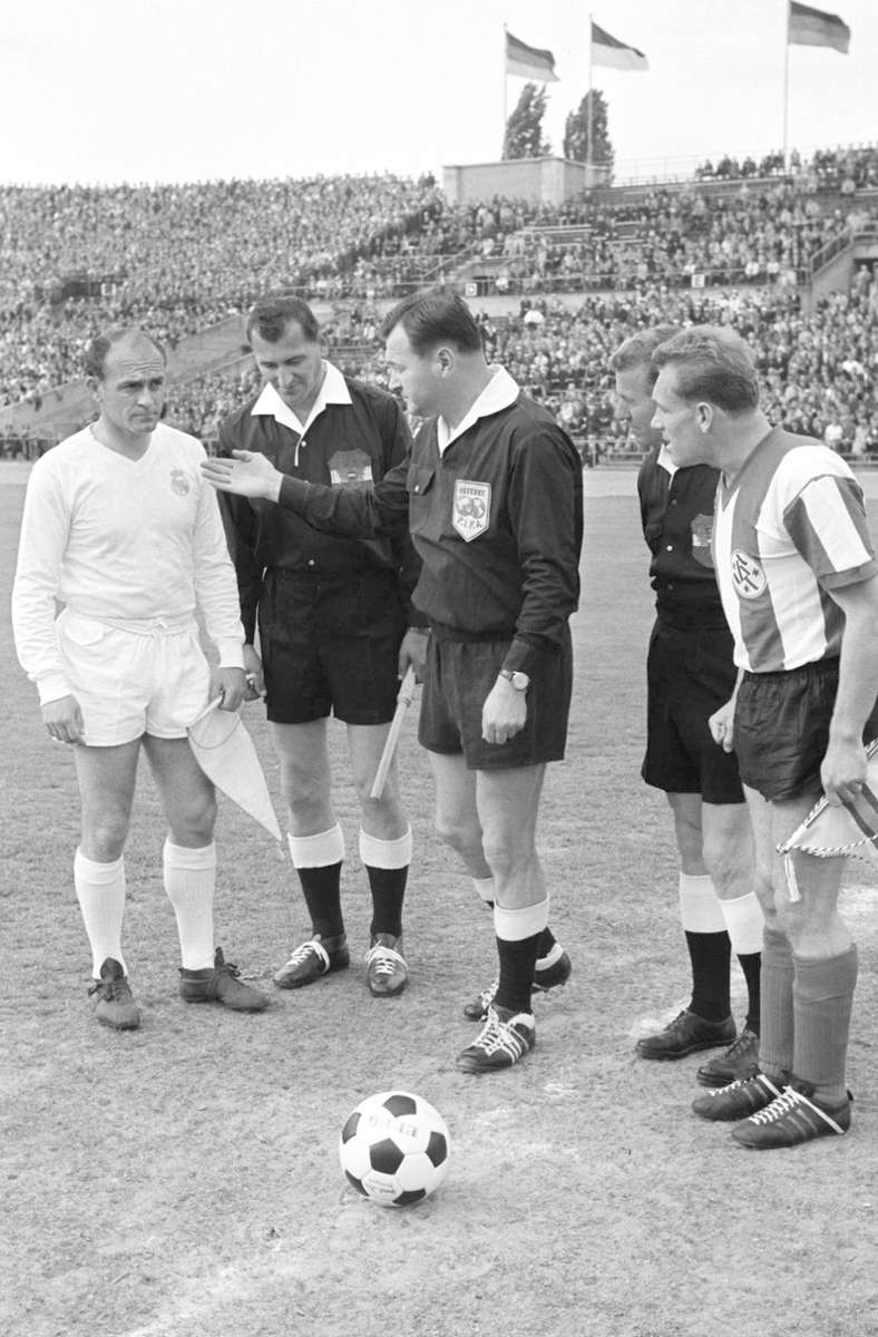 Ludwig Hinterstocker (rechts im Bild) spielte sowohl beim VfB Stuttgart als auch bei den Stuttgarter Kickers, mit den Roten gewann er 1954 sogar den DFB-Pokal. Der gebürtige Oberbayer war auch beim legendären Freundschaftsspiel gegen Real Madrid 1963 (Bild) auf dem Rasen. Er starb im Alter von 89 Jahren.