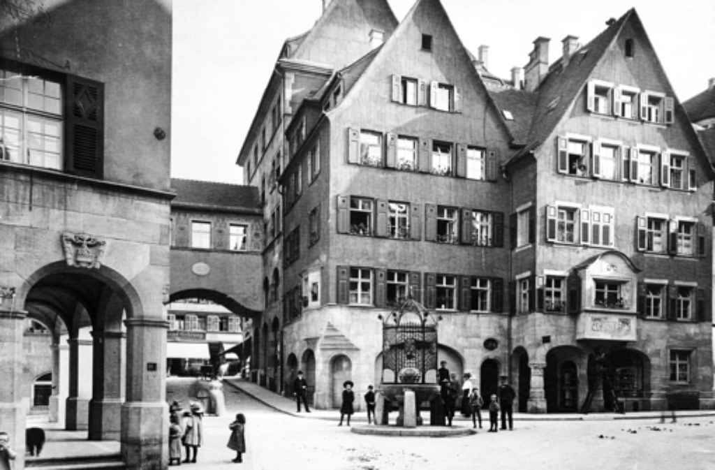 Im Jahr 1909 errichtet der Bau- und Wohnungsverein den Hans-im-Glück-Brunnen.