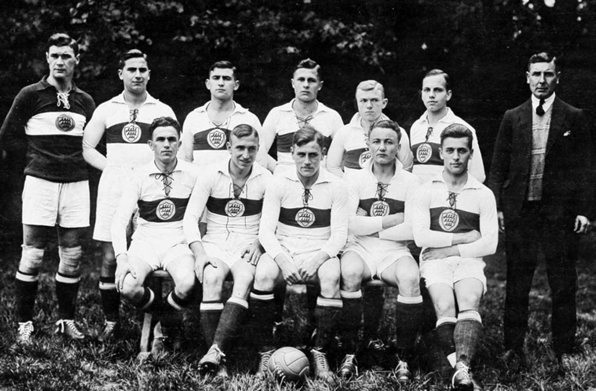 Juli 1924: Tom Hanney wird erster hauptamtlicher Trainer des VfB. 1925: Der VfB um Tom Hanney läuft erstmals mit Brustring auf (im Bild). 1927: Unter der Anleitung von Hanney gelingt dem VfB auch der erste große Erfolg. Die Wasenjungs werden Meister der Bezirksliga Württemberg-Baden.