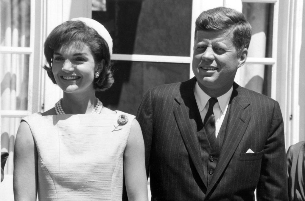 Modisches Vorbild aller späteren First Ladies: Jacqueline Kennedy. Ende der 60er Jahre galt sie als bestgekleidete Frau der Welt, was nicht zuletzt auch ihrem großzügigen Budget zu verdanken war. Jackie arbeitete mit dem Modeschöpfer Oleg Cassini zusammen, der auch die Filmgarderobe von Hollywood-Stars entwarf.