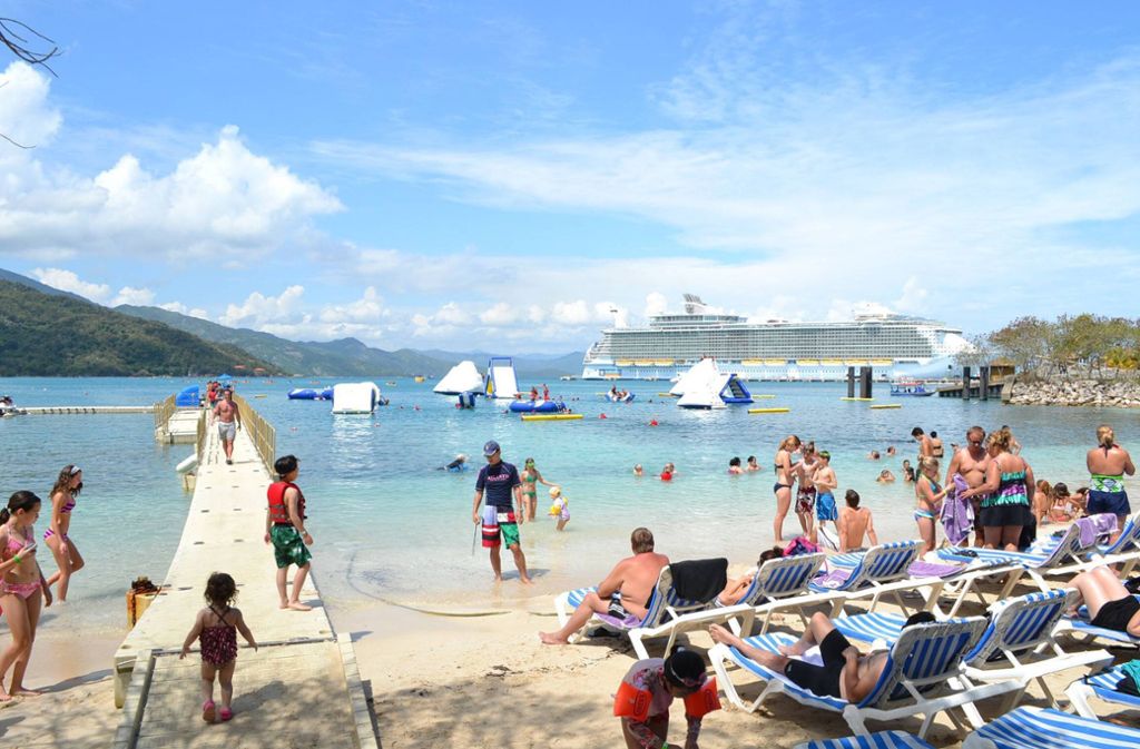 Hier liegt die „Allure of the Seas“ vor Labadee. Die Insel wird – ebenso wie Coco Cay – aber auch hin und wieder von Celebrity Cruises und Azamara Club Cruises angefahren (www.royalcaribbean.com).