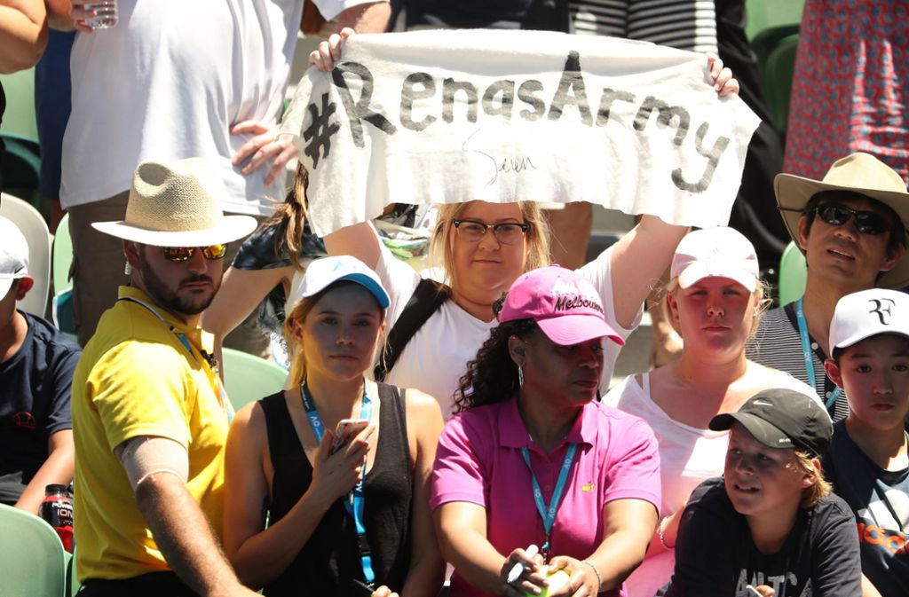 ...während diese Fans die US-Tennisspielerin Serena Williams unterstützen.