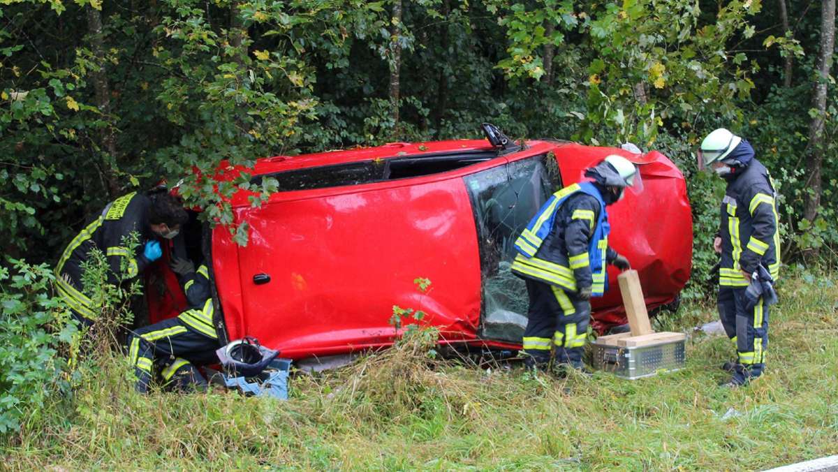 Polizeibericht aus Heimsheim: Auto überschlägt sich bei Regen