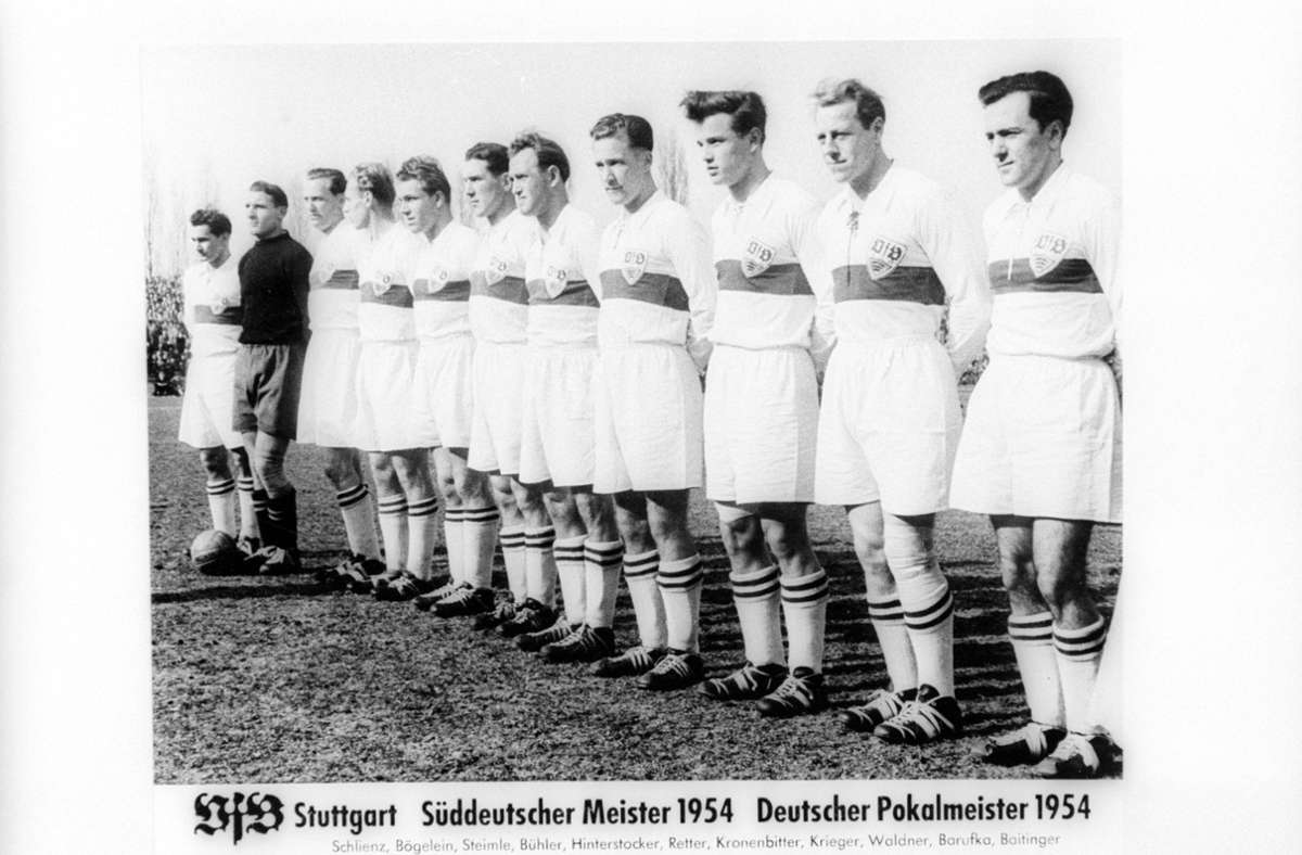 Der VfB Stuttgart 1954 in annähernd blütenweißer Arbeitskleidung, v.li.: Robert Schlienz, Torwart Karl Bögelein, Richard Steimle, Walter Bühler, Ludwig Hinterstocker, Erich Retter, Leo Kronenbitter, Pit Krieger, Erwin Waldner, Karl Barufka, Otto Baitinger.