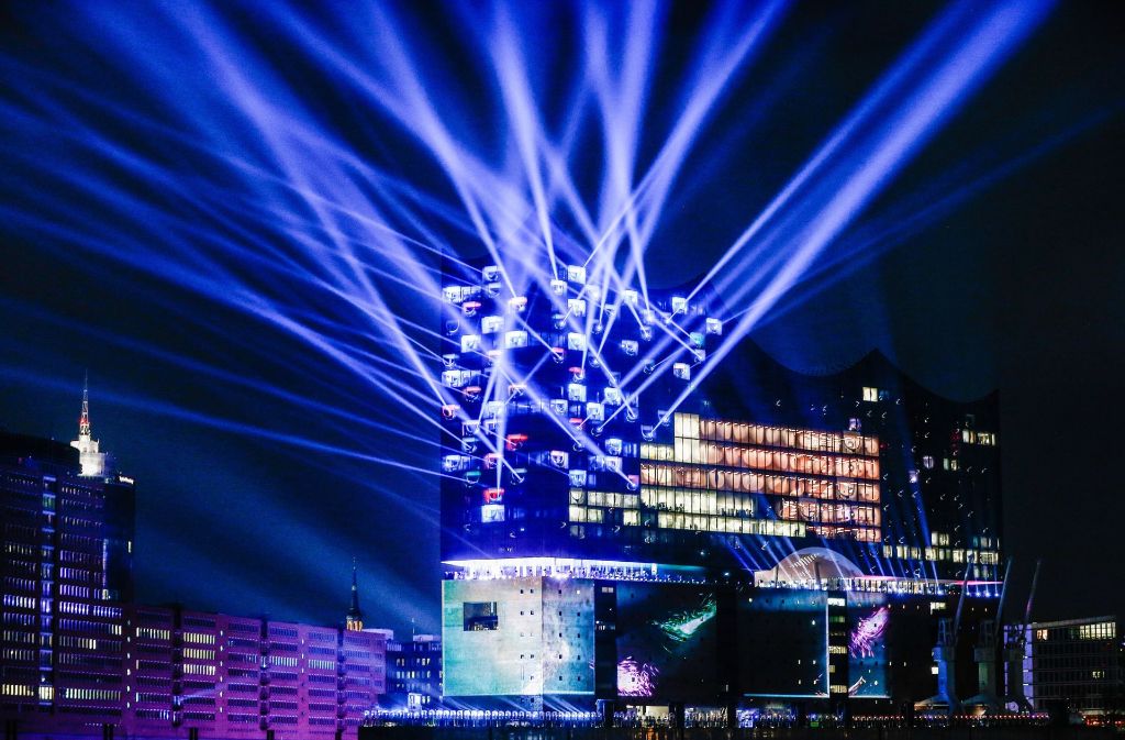 Zur feierlichen Eröffnung am 11. Januar in Hamburg wurde am Abend eine Lichtshow auf und an der Fassade der „Elphi“ – so der Spitzname der Elbphilharmonie – gezeigt. Foto:
