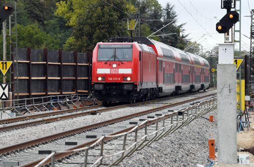 Wegen eines Unwetters ist der Bahnverkehr auf der stark befahrenen Rheintalbahn eingeschränkt. Foto: dpa