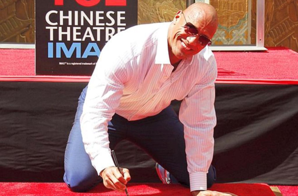 Dwayne Jonhson hinterlässt seine Abdrücke vor dem Chinese Theatre in Los Angeles.