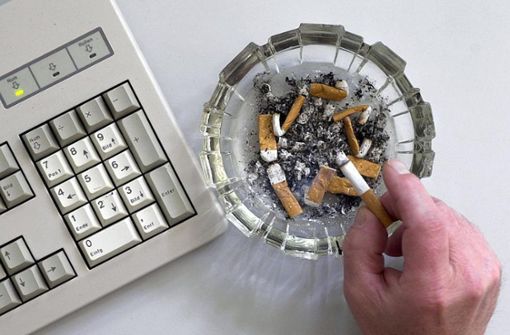 Wenn es um die Rechte von Rauchern am Arbeitsplatz geht, kommt der Betriebsrat ins Spiel. (Symbolbild) Foto: dpa/Peter Kneffel