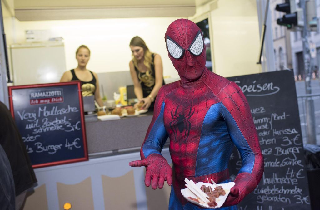 Auch Spiderman lässt sich die Köstlichkeiten auf dem Fest schmecken.