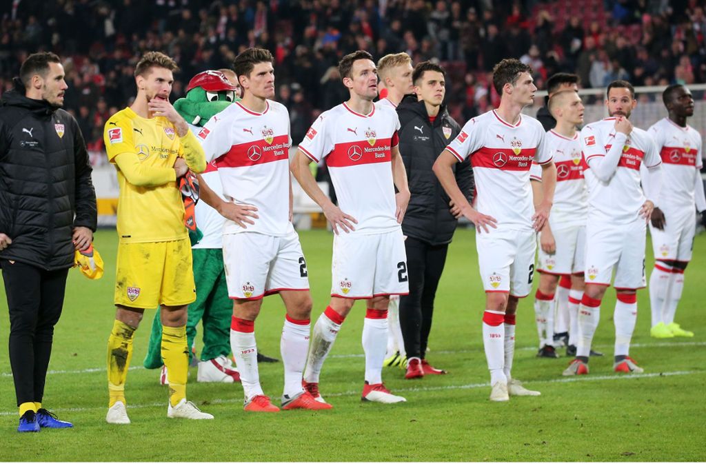 Ratlose Gesichter bei den Spielern des VfB Stuttgart nach dem deutlichen 0:3 gegen Eintracht Frankfurt.