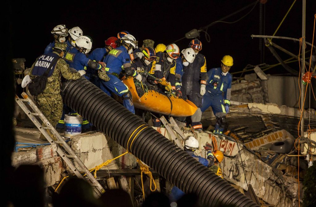 Rettungskräfte holen eine Leiche aus den Trümmern einer eingestürzten Schule in Mexiko-Stadt. Die Marine koordinierte die Rettungsarbeiten an der Schule «Enrique Rébsamen». Aufgrund des Erdbebens starben dort 19 Kinder.