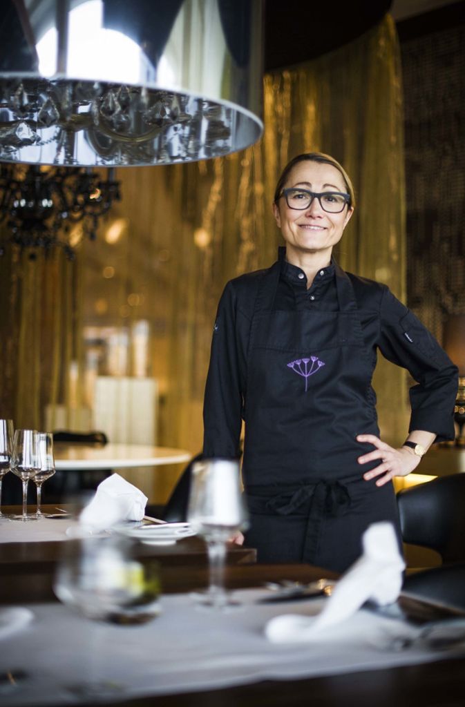 Tanja Grandits’ Speisekreationen sind von einer Grundfarbe beherrscht. Die 49-Jährige ist die erste Köchin in der Schweiz, die vom Gault-Millau 19 Punkte erhalten hat. Dieses Jahr ist die Schwäbin, die in Basel in ihrem Restaurant Stucki kocht, außerdem als „Koch des Jahres“ ausgezeichnet worden.