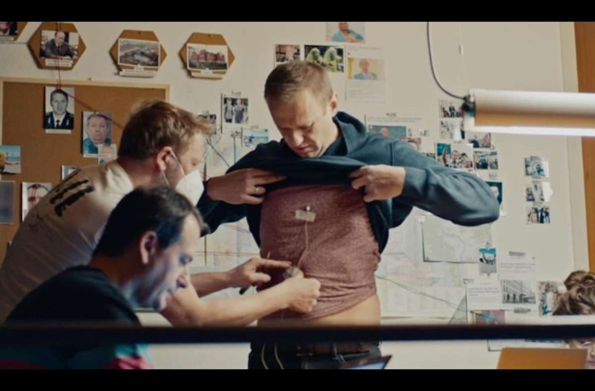 Marcus Vetter (mit Maske) verkabelt Alexej Nawalny für die Aufnahmen zu einem Dokumentarfilm.