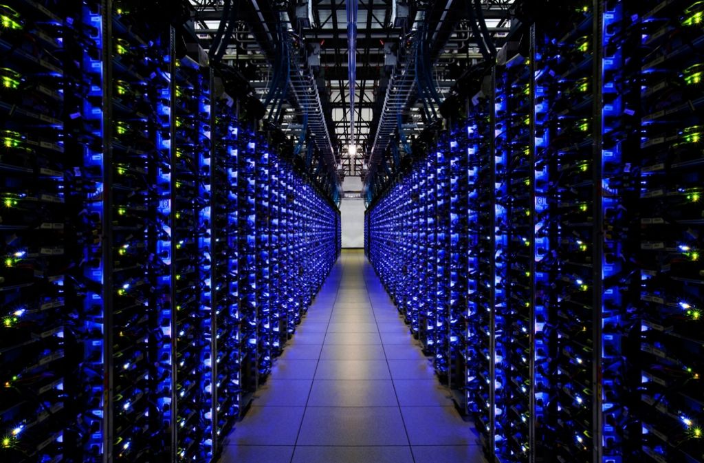 A.I. ist längst unter uns: Blaues LED-Licht im Serverraum von Googles Daten-Center.