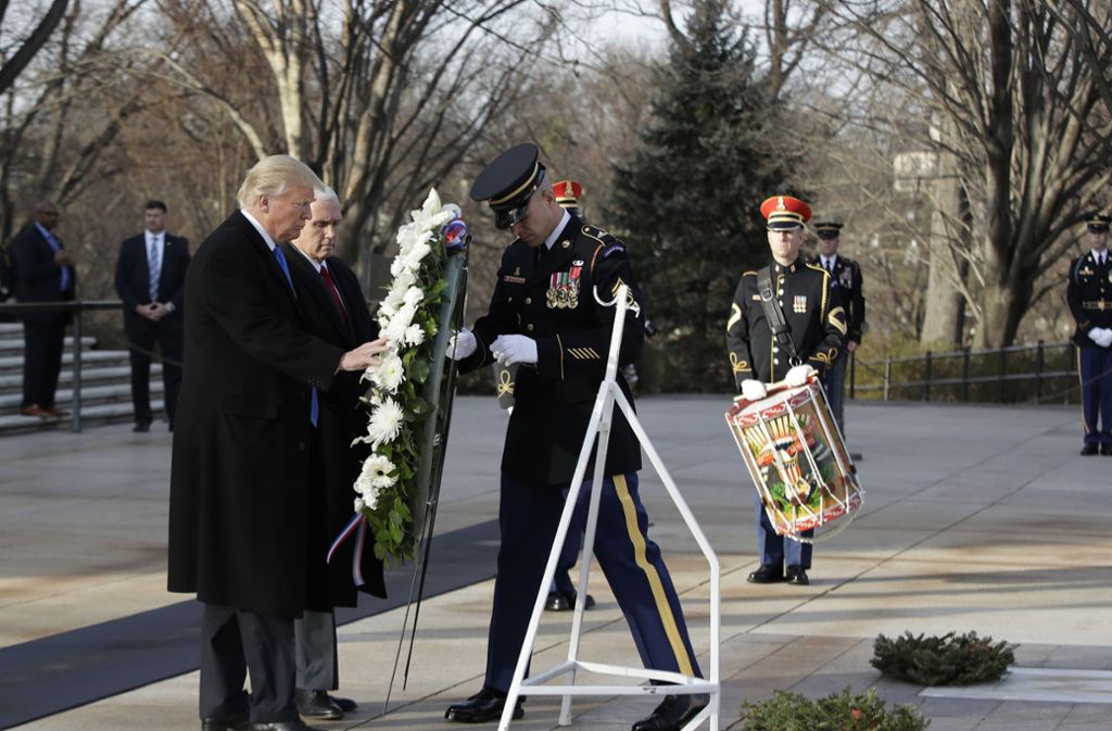 Am Vortag seiner Amtseinführung legt Donald Trump, gemeinsam mit seinem zukünftigen Mike Pence, einen Kranz am Nationalfriedhof in Arlington ab.