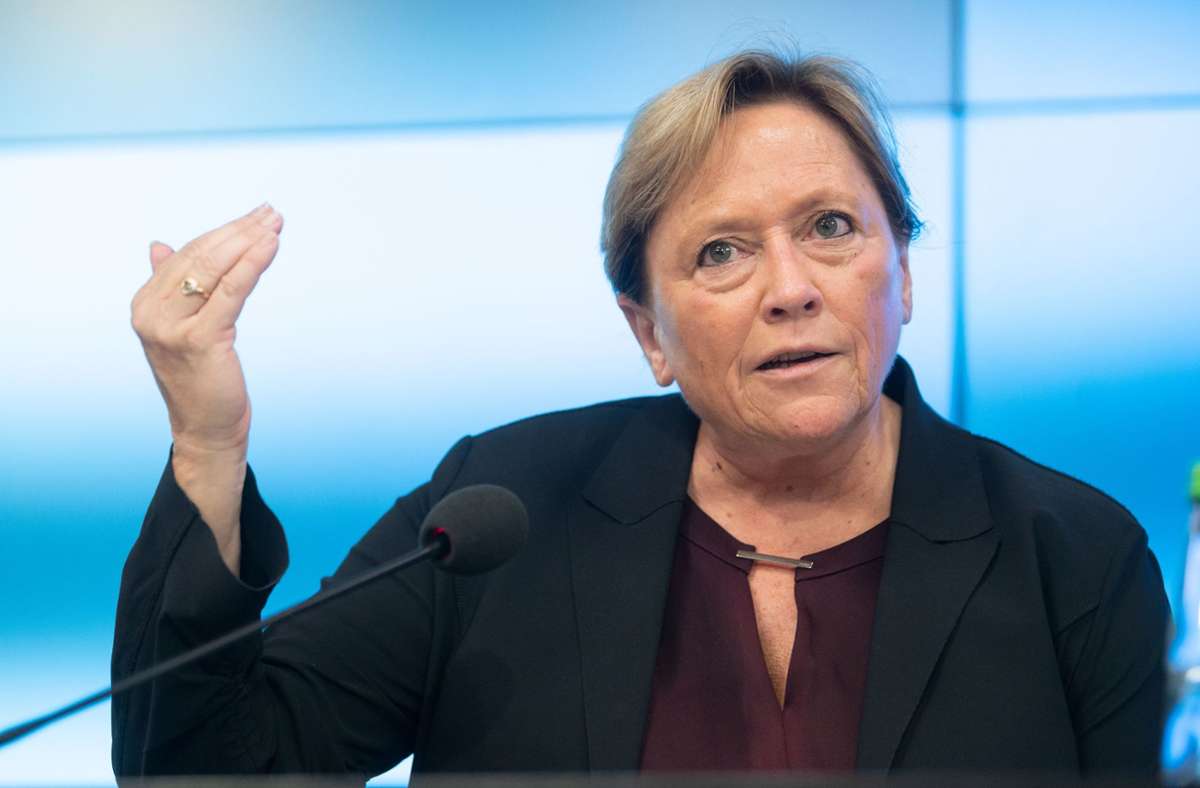 Die CDU-Politikerin Susanne Eisenmann hält nicht viel von den Plänen des DFB. (Archivbild) Foto: dpa/Marijan Murat