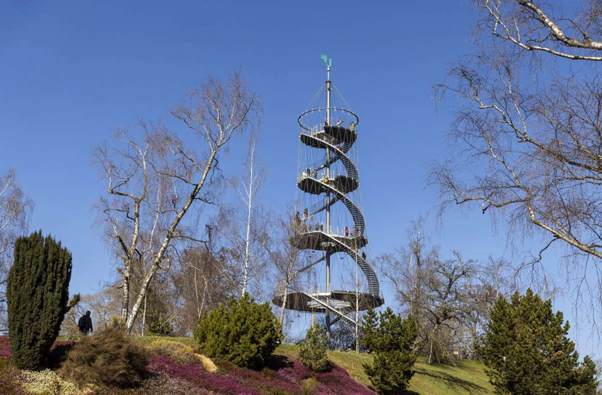 Der Killesbergpark bietet viel Fläche für Sonnenanbeter, aber auch Schattenplätze. Für zusätzliche Abkühlung sorgt ein Besuch auf dem Aussichtsturms: Dort oben weht häufig ein kühler Wind.