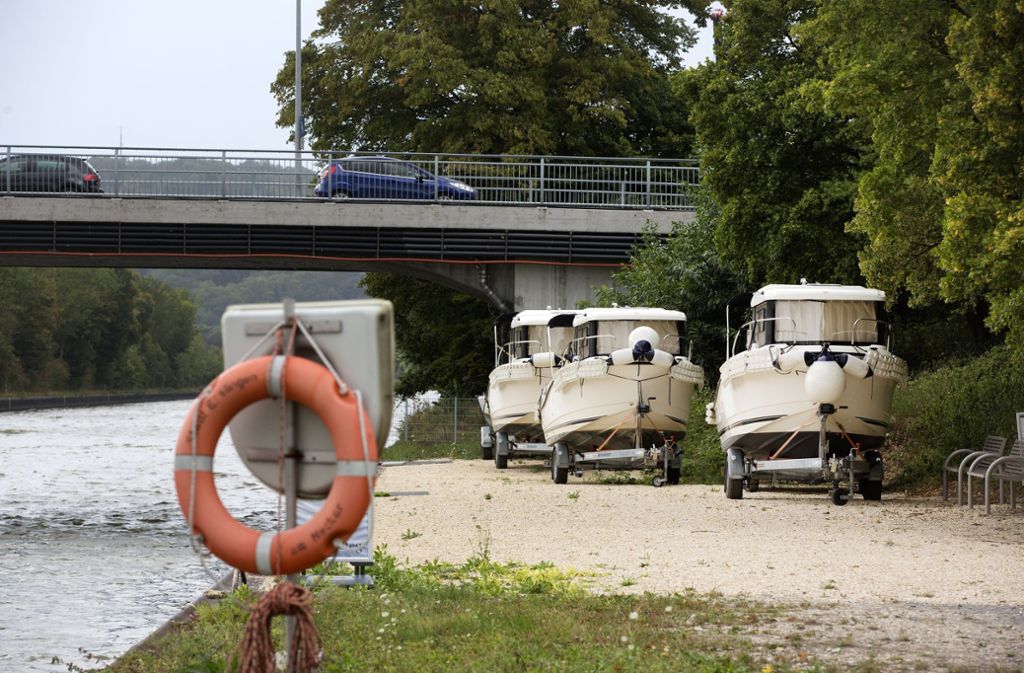 Direkt an der Sirnauer Brücke geht es zum Motor-Yacht Club Esslingen.