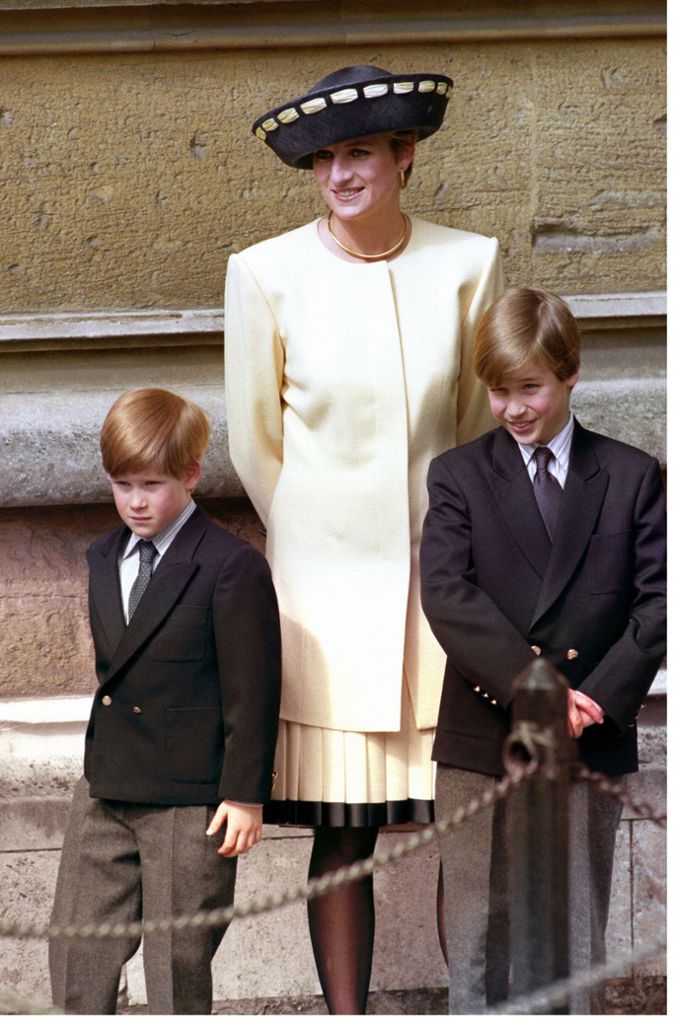 Die Verbindung, die die beiden Prinzen auch heute noch zu ihrer Mutter, Prinzessin Diana, haben, und die Liebe, mit der sie über sie sprechen, ist rührend. Sie lassen Dianas Legende weiter leben, indem sie öffentlich viel über sie sprechen und auch darüber, wie schlimm der Verlust für die beiden war und immer noch ist. Auf dem Foto sieht man Harry, Diana und William im Jahr 1992.