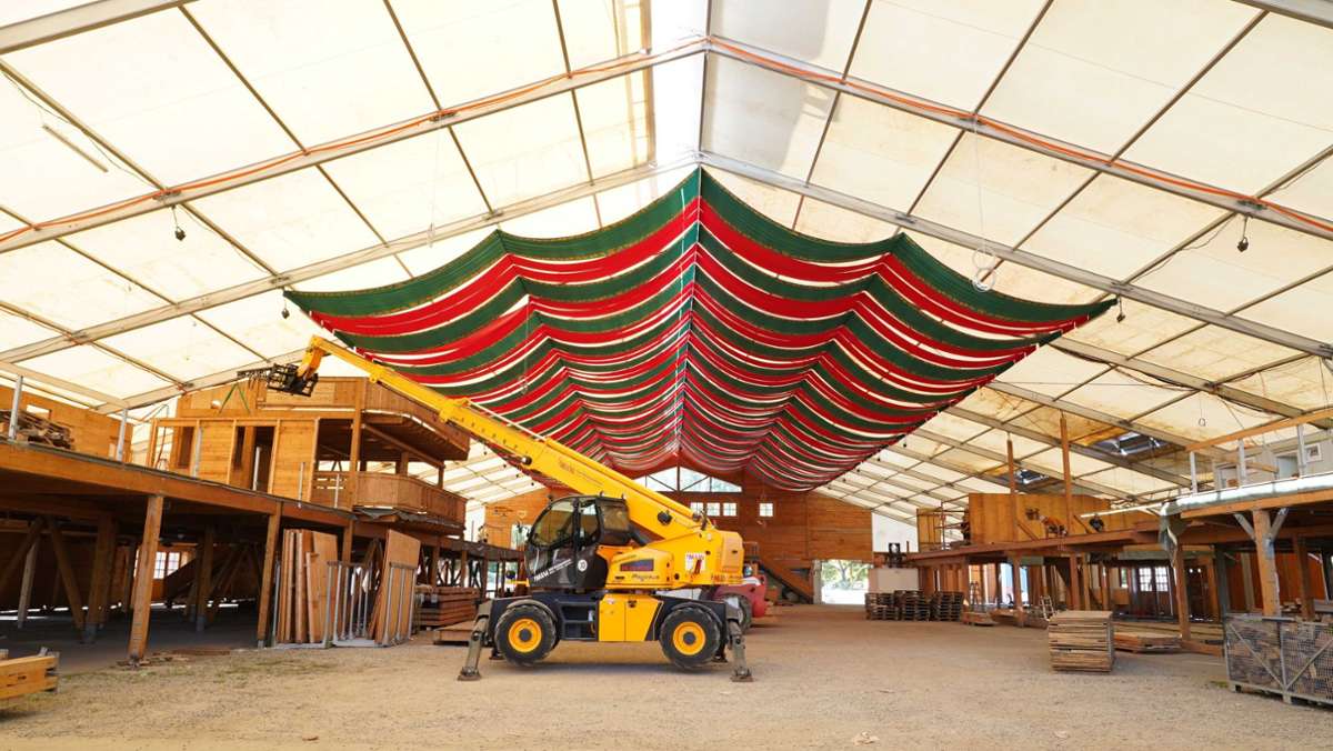 Cannstatter Volksfest: Arbeiter bauen Zelte und Hütten für die große Sause auf