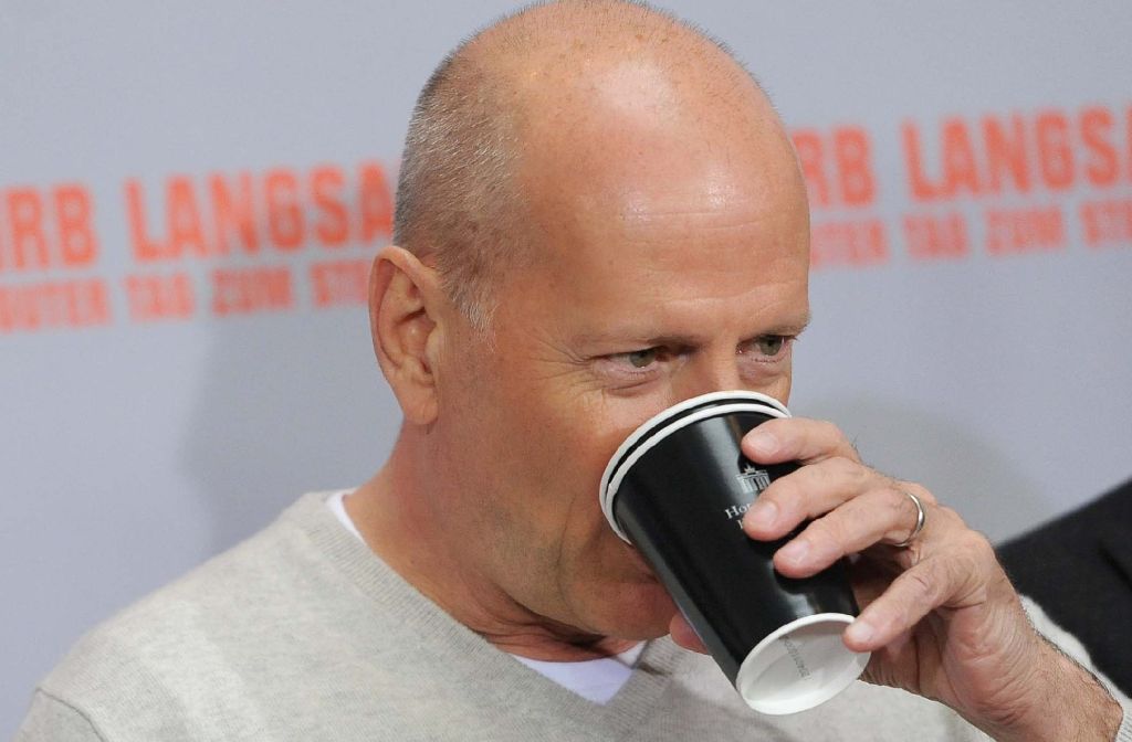 Auch Bruce Willis ist Linkshänder, wie man in "Stirb langsam" gut sehen kann. Für "The Sixth Sense" musste er aber lernen, mit rechts zu schreiben.