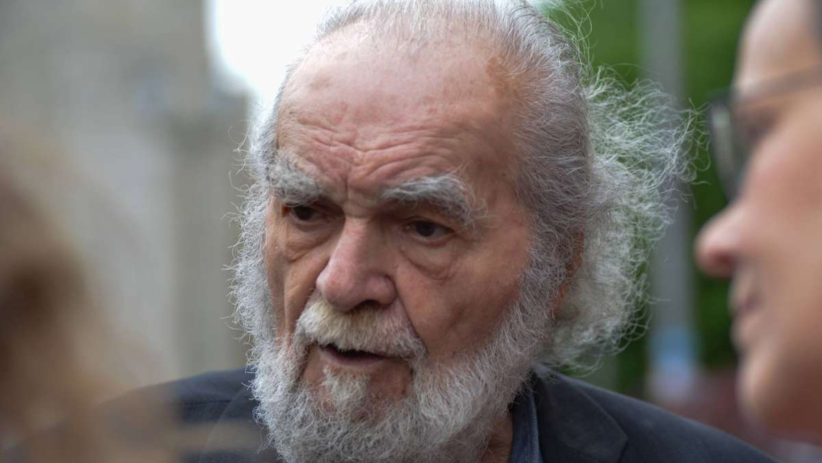 Kostas Papanastasiou ist tot: „Lindenstraße“-Wirt  im Alter von 84 Jahren gestorben