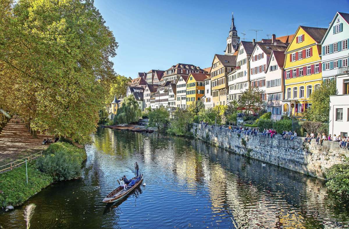 Die Universitätsstadt Tübingen mit dem Hölderlinturm und der wunderschönen Neckarfront ist von Esslingen aus in etwa 50 Minuten zu erreichen.