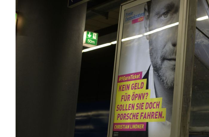 Kritik an FDP-Politik: Aktivisten pflastern Stuttgart mit Fake-Plakaten