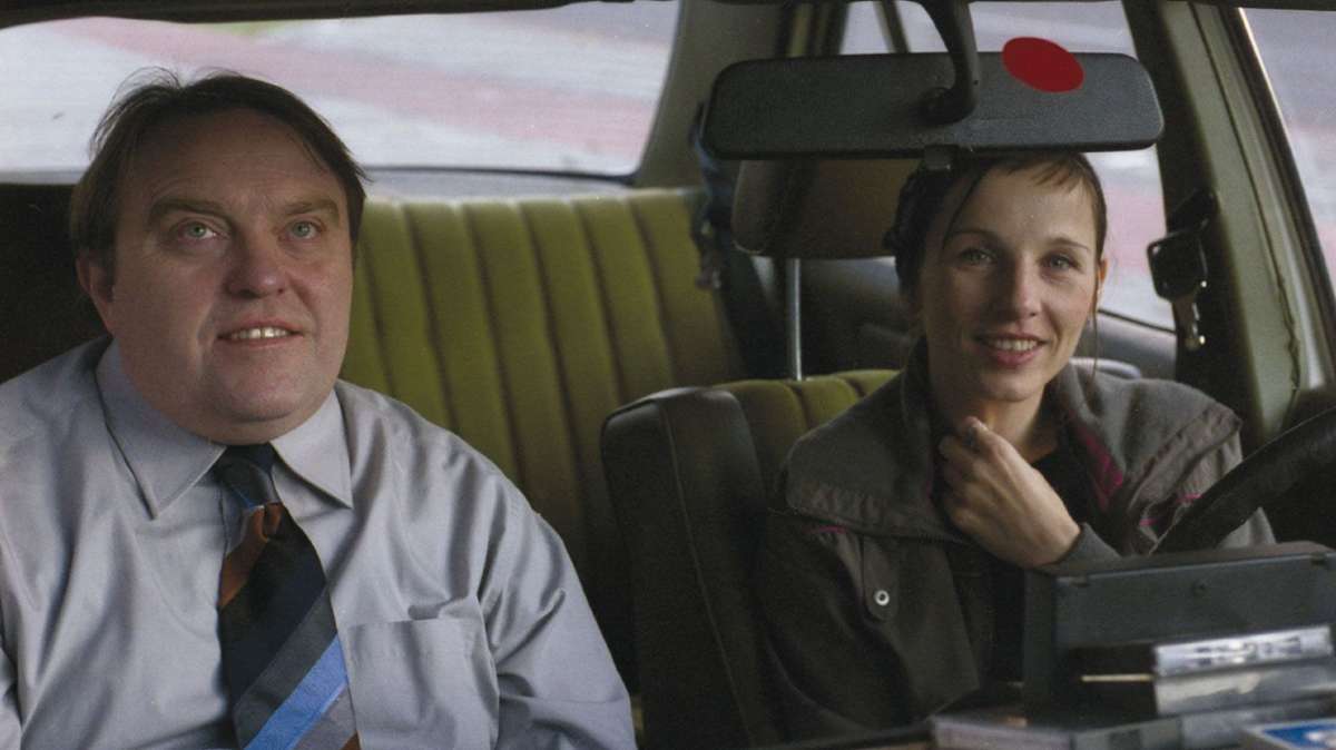 Kinofilm „Urlaub vom Leben“ aus dem Jahr 2006: Rolf Köster (Gustav Peter Wöhler) sitzt bei der ausgeflippten Taxifahrerin Sophie (Meret Becker) im Taxi.